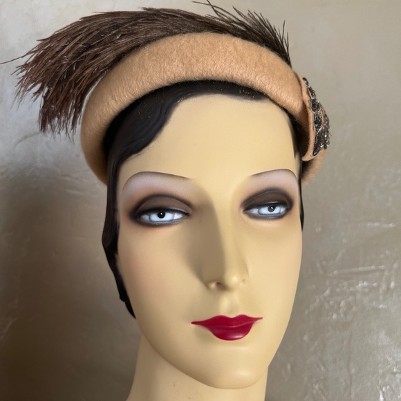 STYLISH 1950s\' MUSTARD FURRY FELT TOQUE WITH BEADED TRIM & BROWN OSTRICH FEATHER main image 8